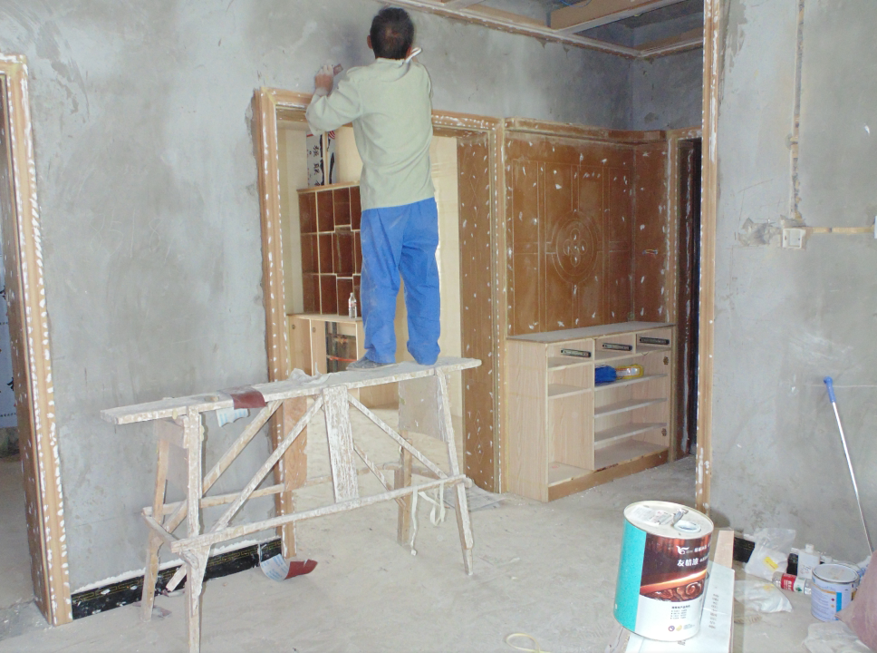 冒高溫戰(zhàn)酷暑，友情漆代理確保工程按時(shí)完工